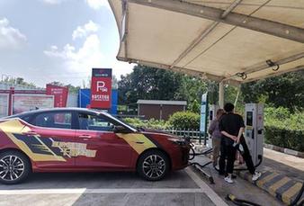 出行高峰期跑長(cháng)途　新能源汽車(chē)“充電焦慮”如何化解