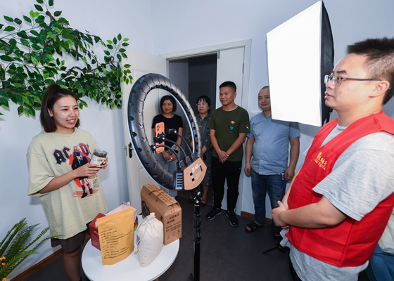 從“路人甲”到“新網(wǎng)紅”：小鎮青年網(wǎng)絡(luò )“逆襲”之路