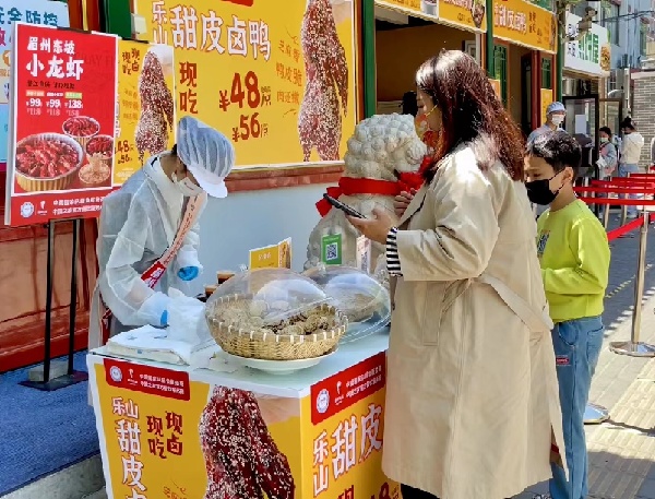 一頭連著(zhù)“嘴巴”，一頭連著(zhù)“泥巴”